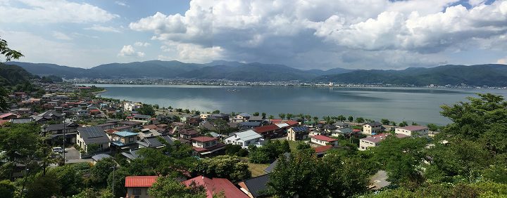 あじさいの丘から眺める諏訪湖